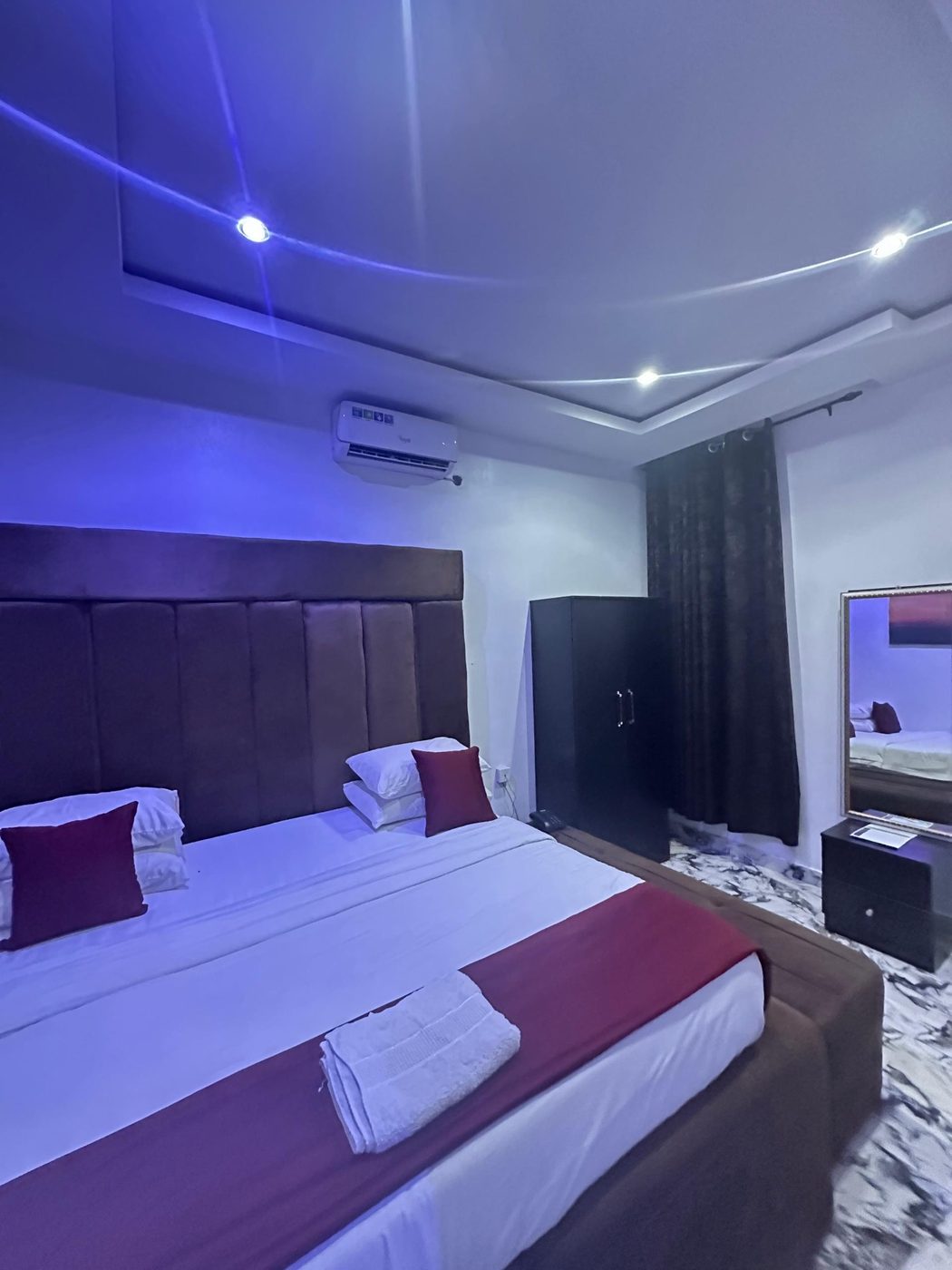 Executive room with mirror, wardrobe and accent lighting